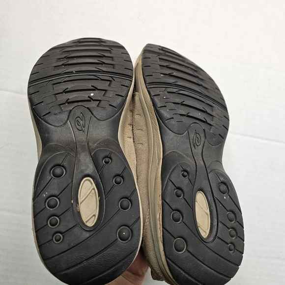EASY Spirit Eswalktrip Slip-On Comfortable tan  sz 8 - Picture 6 of 8